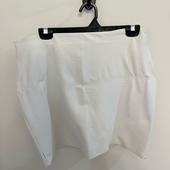 Aritzia Sun-Deh Mini Skirt Size L - Picture 1 of 2
